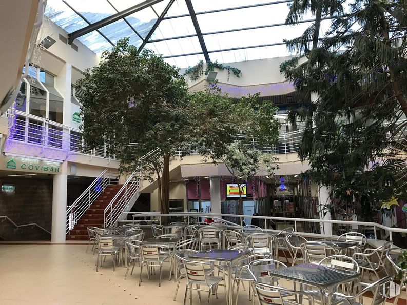 Local en alquiler en Centro Comercial Covibar, Avenida Covibar, 8, Rivas-Vaciamadrid, Madrid, 28529 con mesa, silla, mesa, mueble, planta, diseño urbano, árbol, espacio público, ocio y sombra alrededor