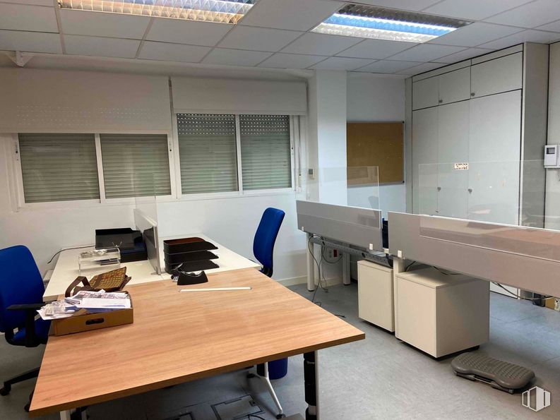 Industrial for sale at Zona empresarial Las Rozas, Las Rozas de Madrid, Madrid, 28230 with table, furniture, property, building, chair, interior design, desk, flooring, line and floor around