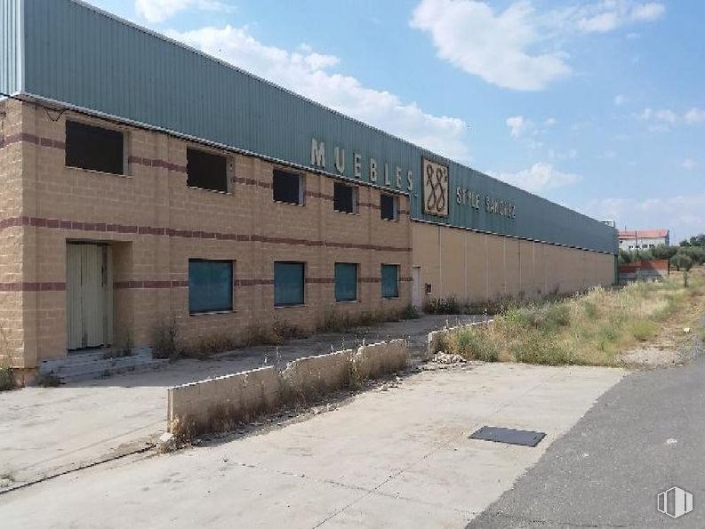 Industrial for sale at Carretera Gálvez a Menansalvas, 19, Menasalbas, Toledo, 45128 with building, sky, cloud, window, plant, land lot, asphalt, urban design, composite material and facade around