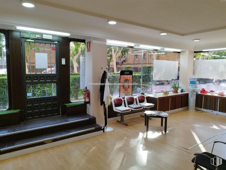 Retail for rent at Plaza Juan XXIII, Alcalá de Henares, Madrid, 28804 with table, building, houseplant, plant, interior design, wood, floor, living room, flooring and hardwood around