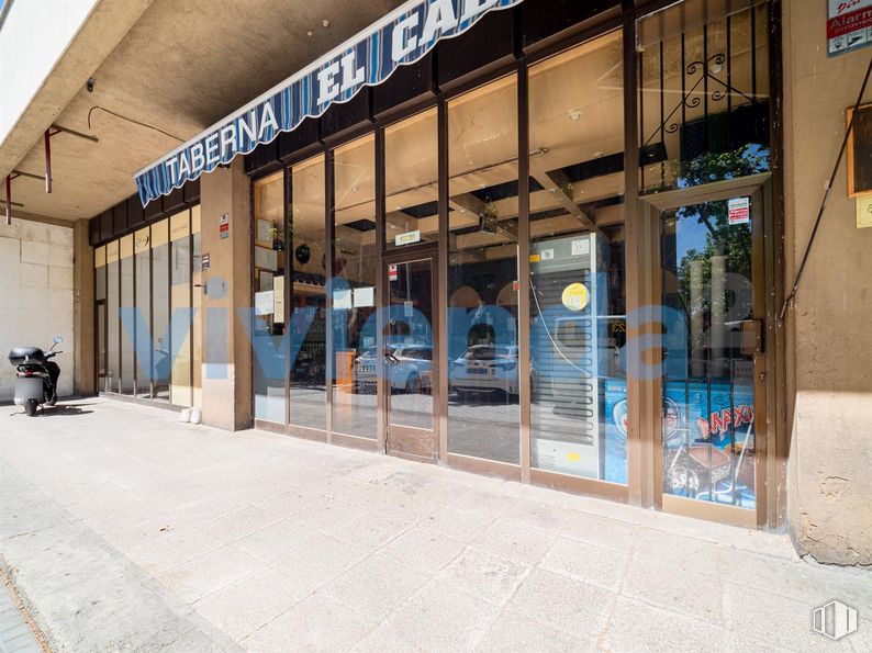 Local en venta en Calle Galeón, Barajas, Madrid, 28042 con accesorio, rueda, puerta, fachada, venta al por menor, edificio comercial, uso mixto, fuente, ciudad y sombra alrededor