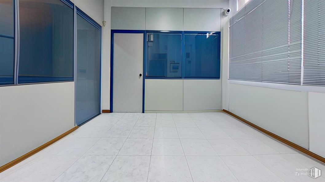 Office for rent at Calle Luis I, Villa de Vallecas, Madrid, 28031 with window, door, window blind, flooring, floor, interior design, ceiling, glass, composite material and daylighting around