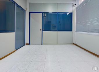 Oficina en alquiler en Calle Luis I, Villa de Vallecas, Madrid, 28031 con ventana, puerta, persiana de la ventana, suelos, suelo, interiorismo, techo, vidrio, material compuesto y iluminación natural alrededor