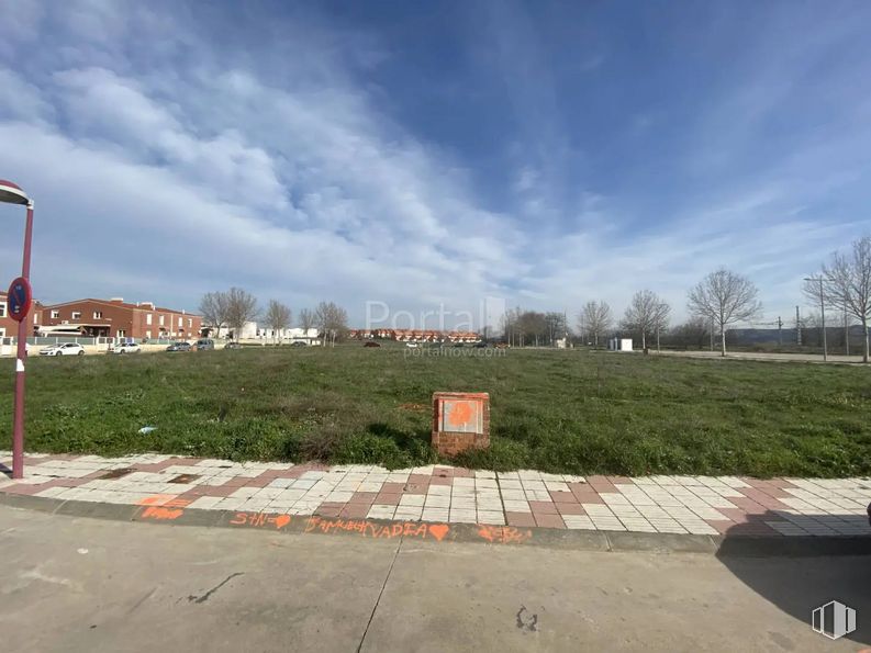 Suelo en venta en Calle Andalucía, Yunquera de Henares, Guadalajara, 19210 con edificio, cielo, nube, planta, superficie de la carretera, árbol, asfalto, terreno, hierba y zona residencial alrededor