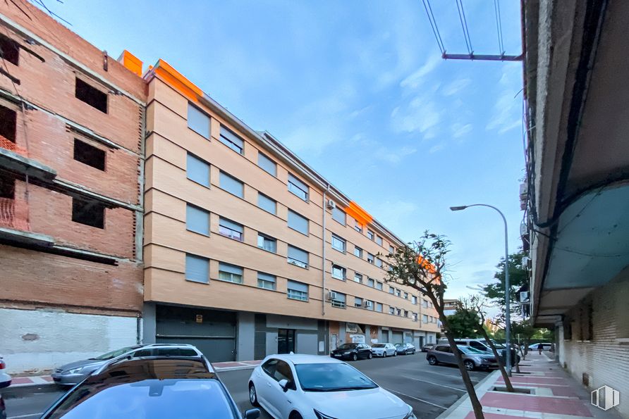 Retail for rent at Calle Logroño, 1, Parla, Madrid, 28980 with car, building, automotive parking light, land vehicle, tire, wheel, vehicle, sky, cloud and photograph around