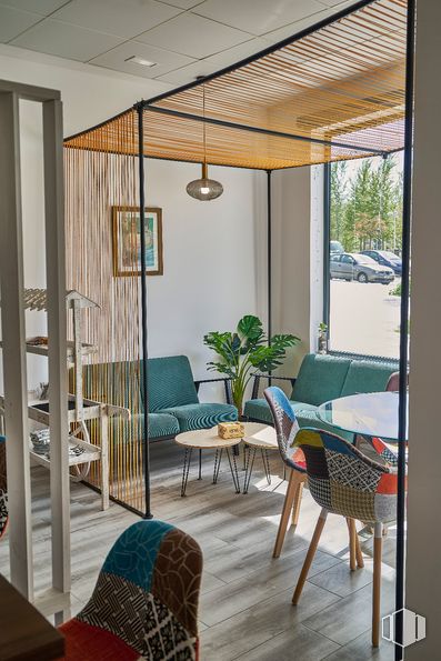 Local en alquiler en Zona Valdebebas, Hortaleza, Madrid, 28055 con silla, mueble, propiedad, mesa, azure, planta, madera, interiorismo, sombra y suelo alrededor