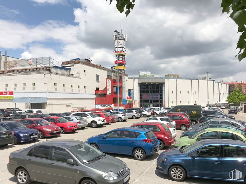 Retail for sale & for rent at Centro Comercial La Rotonda, Plaza Toro, 1, Tres Cantos, Madrid, 28760 with car, tire, automotive parking light, cloud, wheel, land vehicle, sky, vehicle, building and motor vehicle around