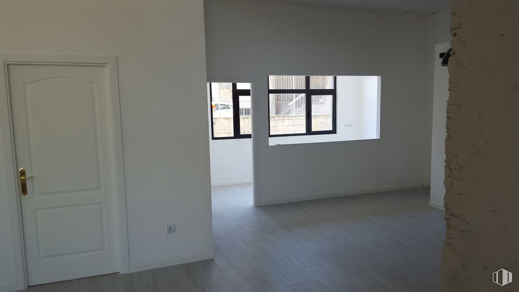 Oficina en venta en Calle Secoya, 14, Carabanchel, Madrid, 28054 con mediante, ventana, accesorio, madera, diseño de interiores, suelo, piso, entrada, arte y madera dura alrededor