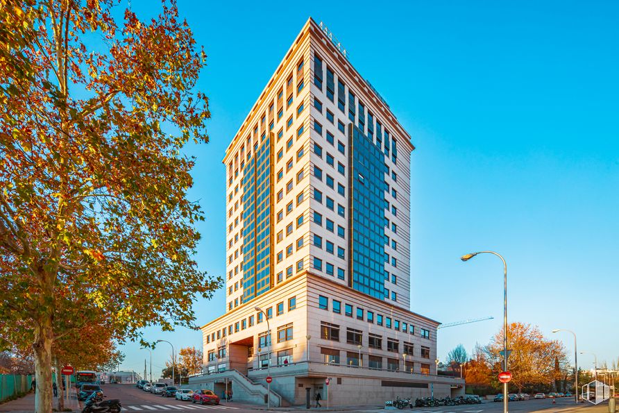 Office for rent at Torre Ombú, Calle Ombú, 3, Arganzuela, Madrid, 28045 with building, street light, daytime, property, skyscraper, sky, tree, urban design, tower block and condominium around