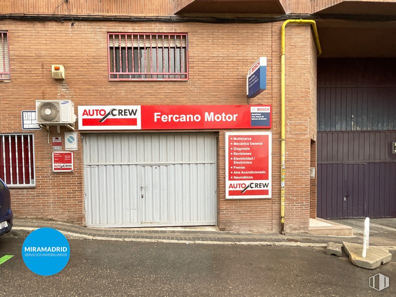 Industrial for sale at Calle Alfalfa, Tetuán, Madrid, 28029 with window, automotive parking light, automotive tail & brake light, compact car, subcompact car, advertising, sedan and automobile repair shop around