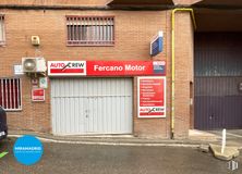 Industrial for sale at Calle Alfalfa, Tetuán, Madrid, 28029 with window, automotive parking light, automotive tail & brake light, compact car, subcompact car, advertising, sedan and automobile repair shop around