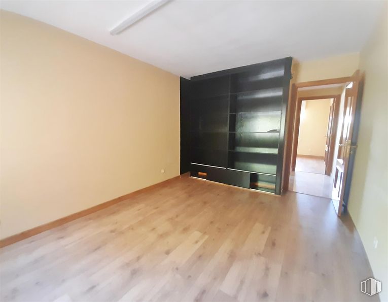 Oficina en alquiler en Avenida España, Majadahonda, Madrid, 28220 con alacena, armario, edificio, accesorio, madera, hall, sombra, suelos, tinte para madera y madera dura alrededor