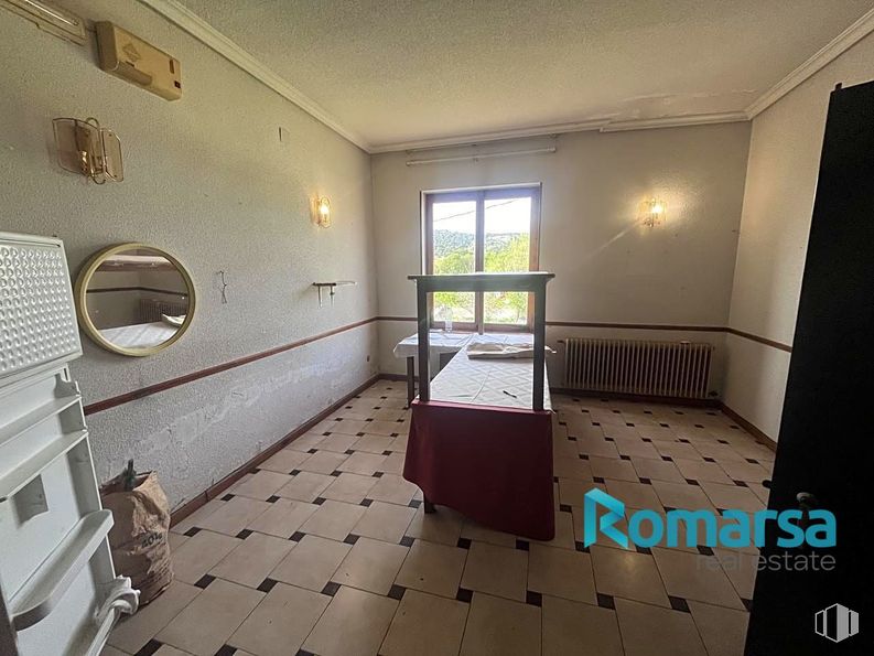 Retail for sale & for rent at Valle de Amblés, Muñogalindo, Ávila, 05530 with mirror, window, bed, property, interior design, architecture, hall, wood, fixture and picture frame around