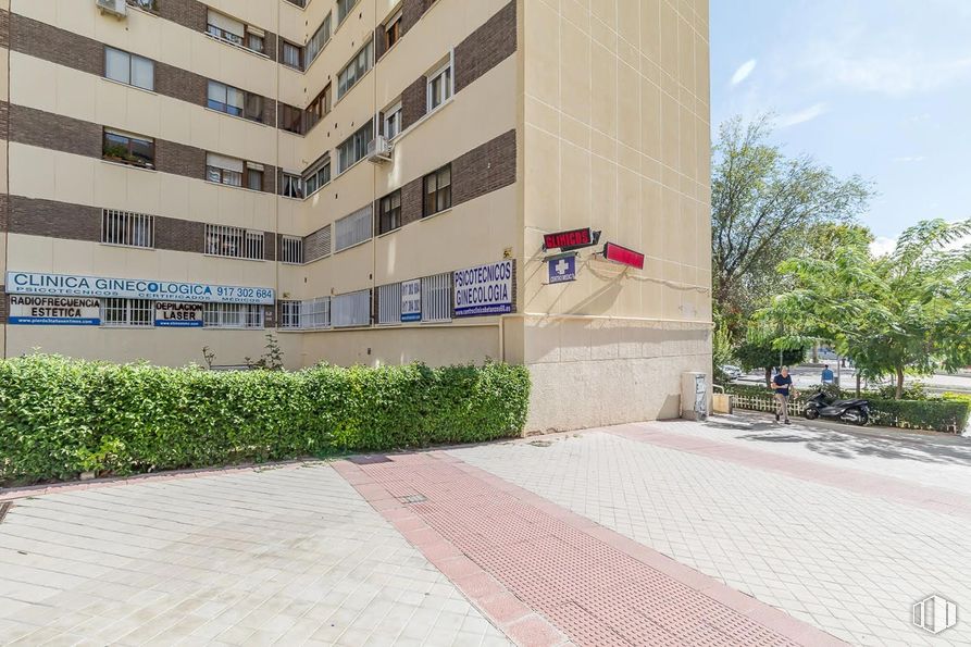 Local en alquiler en Avenida Betanzos, Fuencarral - El Pardo, Madrid, 28034 con edificio, planta, durante el día, propiedad, ventana, cielo, arquitectura, diseño urbano, condominio y barrio alrededor