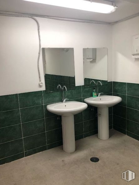 Local en alquiler y venta en Calle Alcobendas, 3, Leganés, Madrid, 28914 con fregadero, grifo, espejo, accesorios de fontanería, lavabo, cuarto de baño, fluido, accesorio, interiorismo y arquitectura alrededor