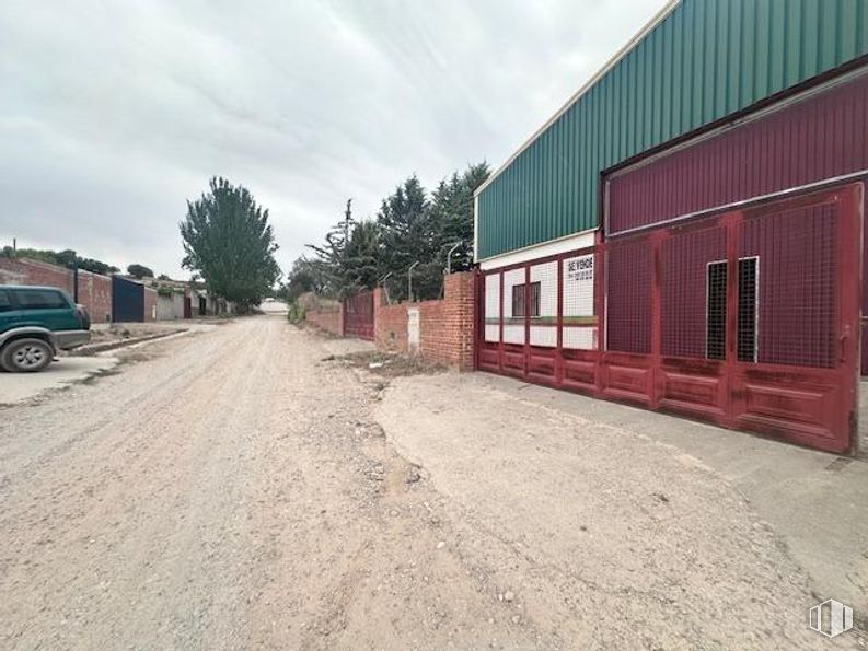 Industrial for sale at Calle Batanes, Villarejo de Salvanés, Madrid, 28590 with car, house, building, window, sky, cloud, wheel, tire, road surface and tree around