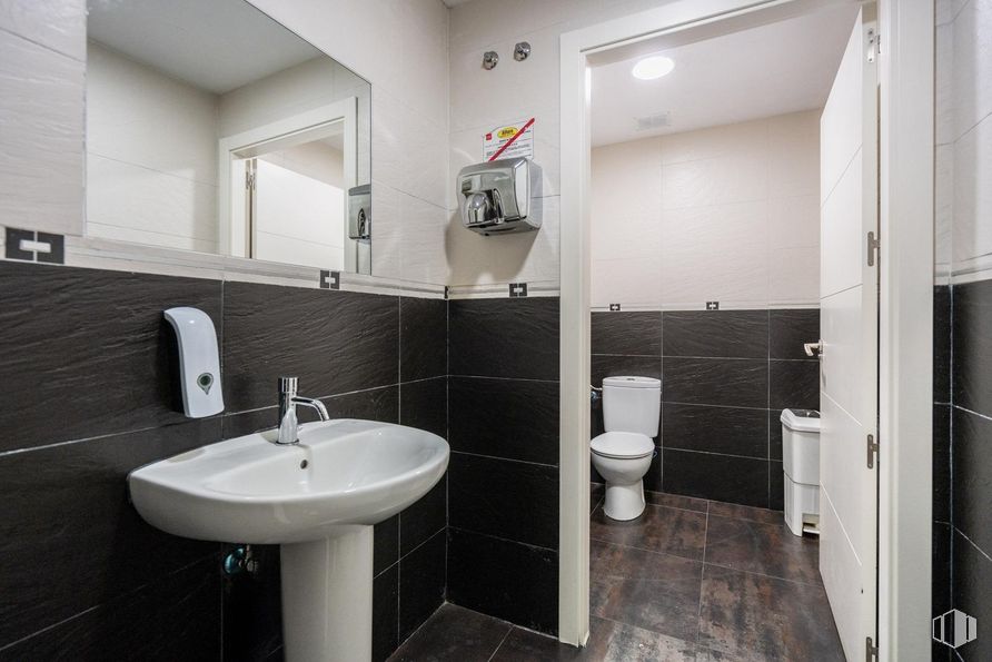 Retail for sale at Travesía de Federico García Lorca, 5, Mejorada del Campo, Madrid, 28840 with toilet, sink, flooring, floor, plumbing fixture, plumbing, ceiling, tap, bathroom and tile around