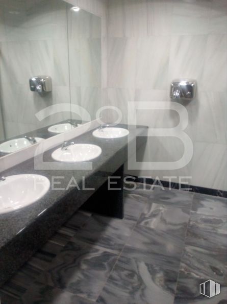 Office for sale at Rivas Centro, Plaza Constitución, 2, Rivas-Vaciamadrid, Madrid, 28529 with sink, bathroom sink, product, grey, plumbing fixture, font, material property, flooring, circle, monochrome and monochrome photography around