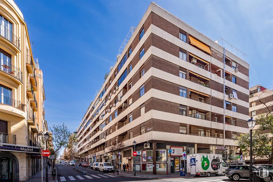 Local en venta en Calle Andrés Mellado, 35, Chamberí, Madrid, 28015 con edificio, coche, cielo, ventana, rueda, bloque de pisos, diseño urbano, neumático, nube y condominio alrededor