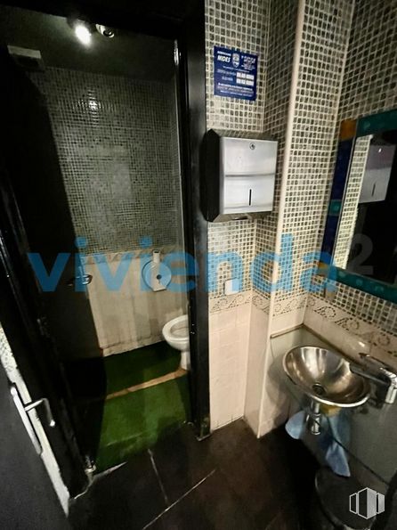 Retail for sale & for rent at Calle Suecia, 35, San Blas - Canillejas, Madrid, 28022 with sink, mirror, plumbing fixture, interior design, tap, bathroom, gas, plumbing, machine and room around