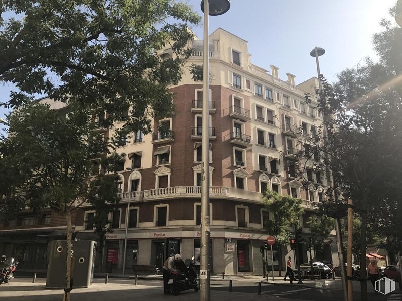 Local en alquiler en Calle Fuencarral, 134, Chamberí, Madrid, 28010 con edificio, cielo, ventana, luz de la calle, árbol, diseño urbano, barrio, zona residencial, condominio y mañana alrededor