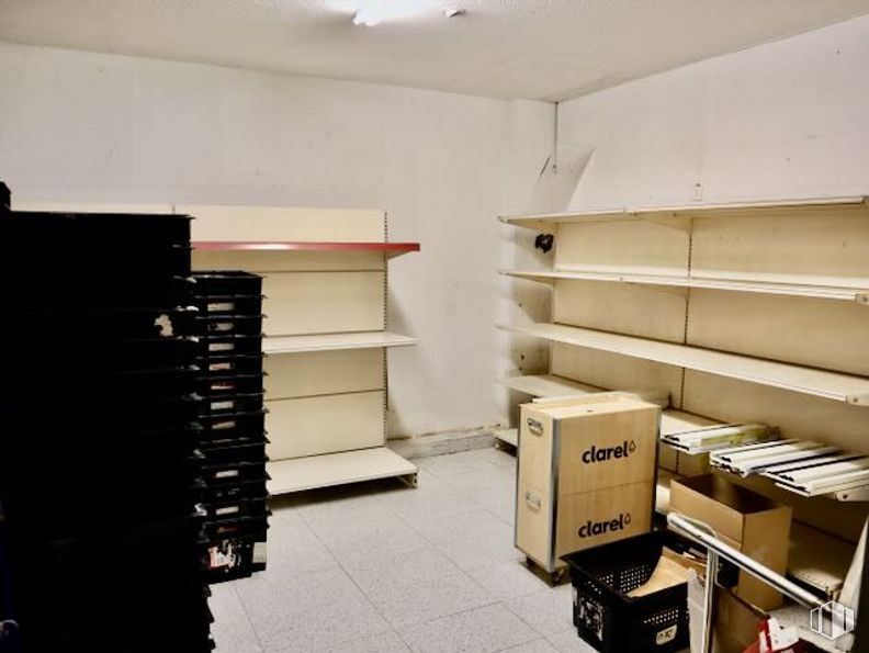 Retail for sale at Calle Alcalá de Henares, Guadalajara, 19003 with shipping box, furniture, property, shelf, shelving, building, floor, bookcase, publication and wood around