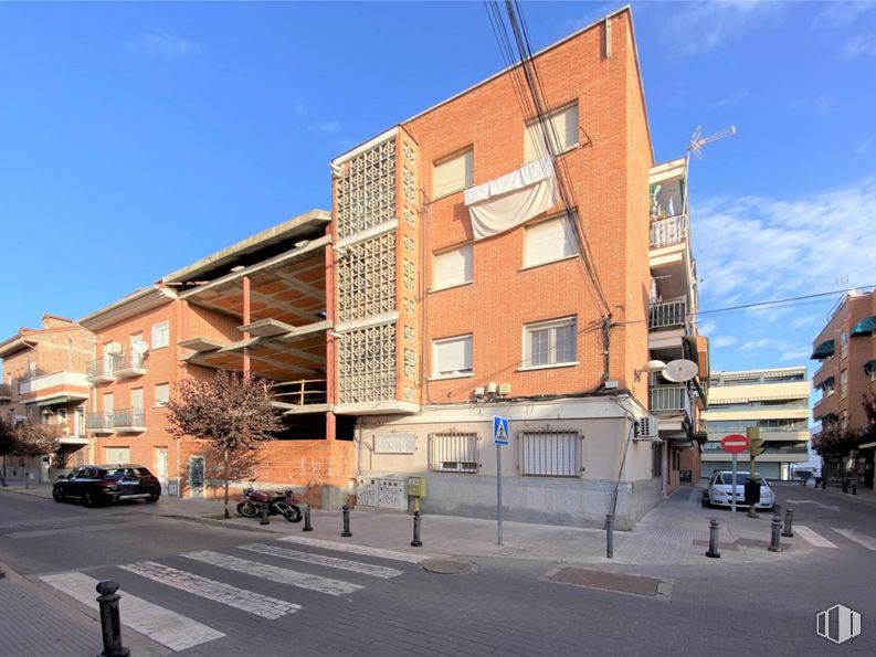 Land for sale at Calle Antonio Machado, San Fernando de Henares, Madrid, 28830 with building, car, sky, window, tire, house, vehicle, cloud, road surface and urban design around