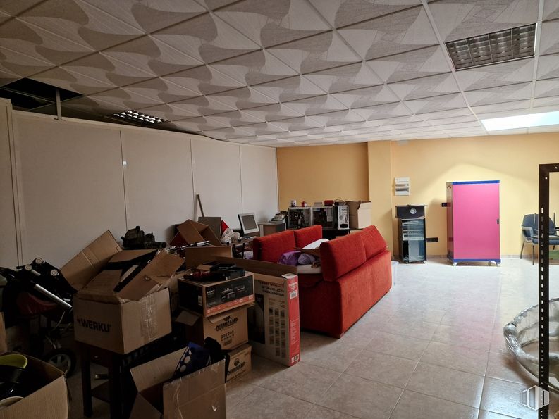 Nave en alquiler y venta en Calle Picos de Urbión, Illescas, Toledo, 45200 con sofá, productos envasados, caja de envío, interiorismo, suelo, piso, pasillo, edificio, diseño automotriz y bienes raíces alrededor