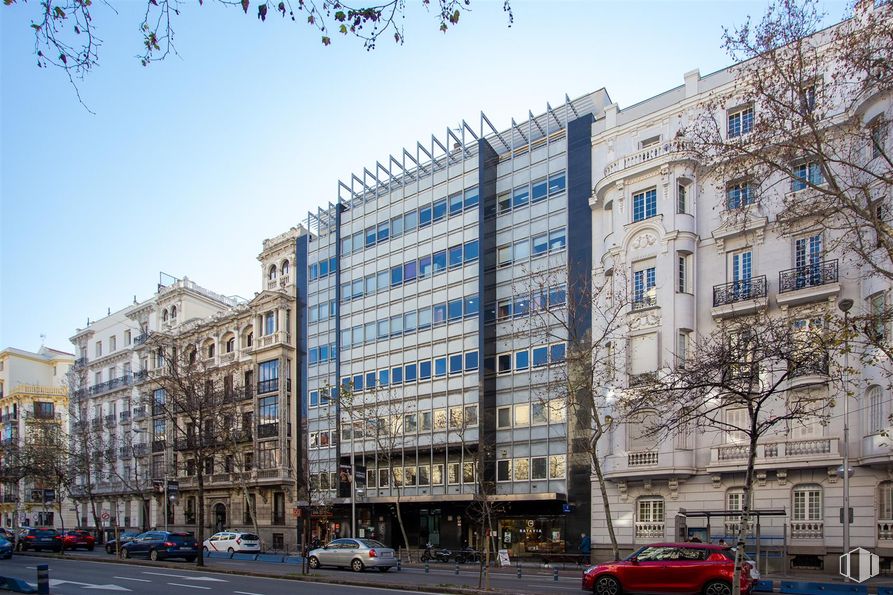 Oficina en alquiler en Calle Sagasta, 18, Centro, Madrid, 28004 con coche, edificio, cielo, rueda, propiedad, ventana, vehículo, neumático, infraestructura y vía pública alrededor