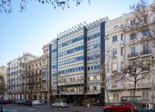 Office for rent at Calle Sagasta, 18, Centro, Madrid, 28004 with car, building, sky, wheel, property, window, vehicle, tire, infrastructure and thoroughfare around