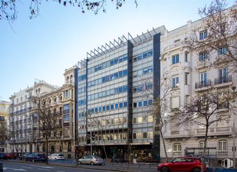 Oficina en alquiler en Calle Sagasta, 18, Centro, Madrid, 28004 con coche, edificio, cielo, rueda, propiedad, ventana, vehículo, neumático, infraestructura y vía pública alrededor