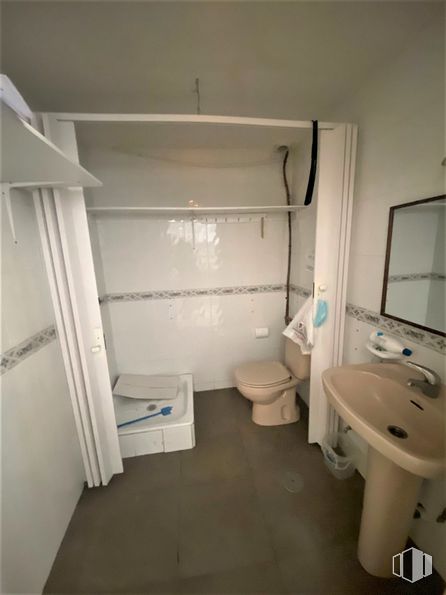 Retail for sale & for rent at Calle Acacias, Azuqueca de Henares, Guadalajara, 19200 with sink, toilet, mirror, tap, bathroom sink, plumbing fixture, bathroom, floor, wood and flooring around