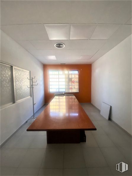 Office for sale & for rent at Polígono Aída, Azuqueca de Henares, Guadalajara, 19200 with window blind, table, lighting, window, fixture, hall, wood, interior design, flooring and house around