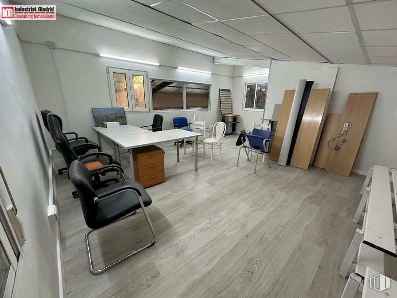 Industrial for sale at Polígono Industrial El Guijar, Arganda del Rey, Madrid, 28500 with chair, desk, filing cabinet, building, furniture, office chair, table, interior design, fixture and flooring around