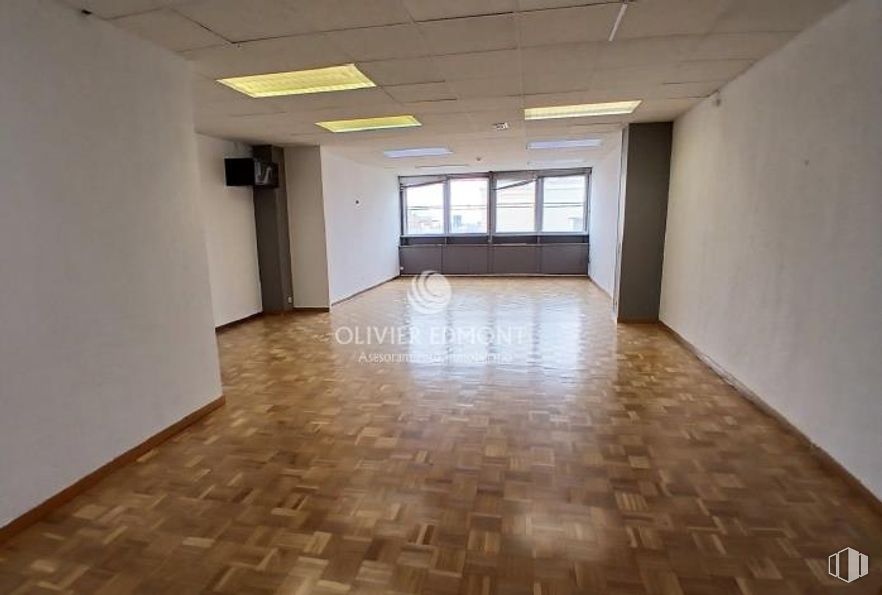 Office for rent at Glorieta Cuatro Caminos, Tetuán, Madrid, 28020 with light fixture, lighting, flooring, floor, ceiling, glass, tile flooring, transparency, hall and daylighting around