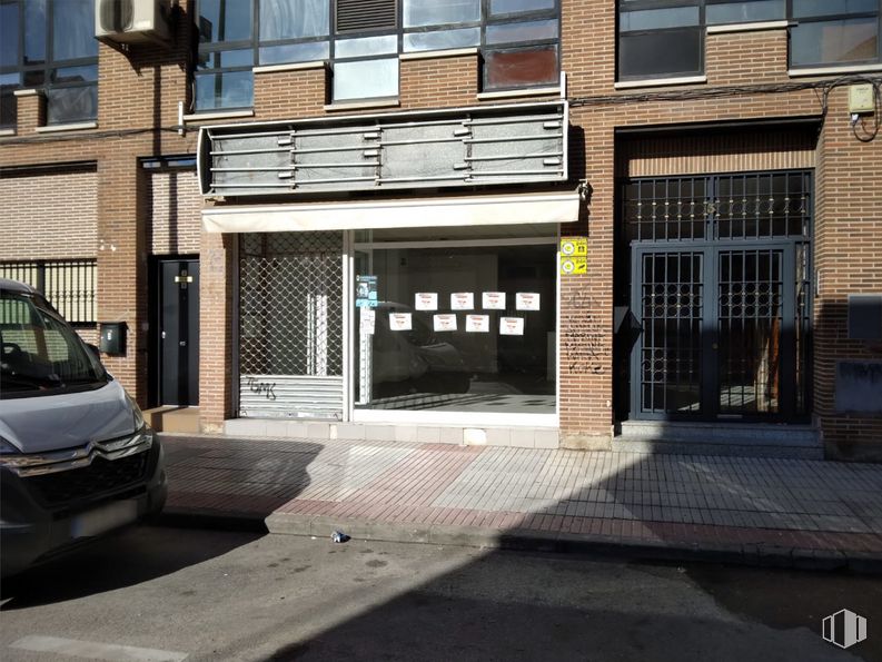 Retail for rent at Calle Miguel de Unamuno, 3, Fuenlabrada, Madrid, 28944 with car, building, window, automotive parking light, vehicle, asphalt, automotive lighting, road surface, automotive exterior and facade around