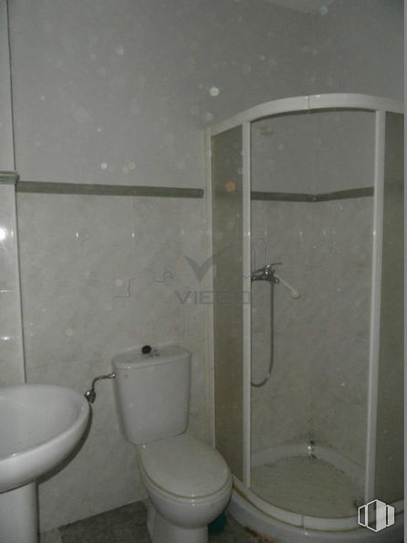 Retail for rent at Zona Reyes Católicos, Cuenca, 16003 with sink, toilet, plumbing fixture, property, toilet seat, bathroom, fixture, purple, shower and interior design around