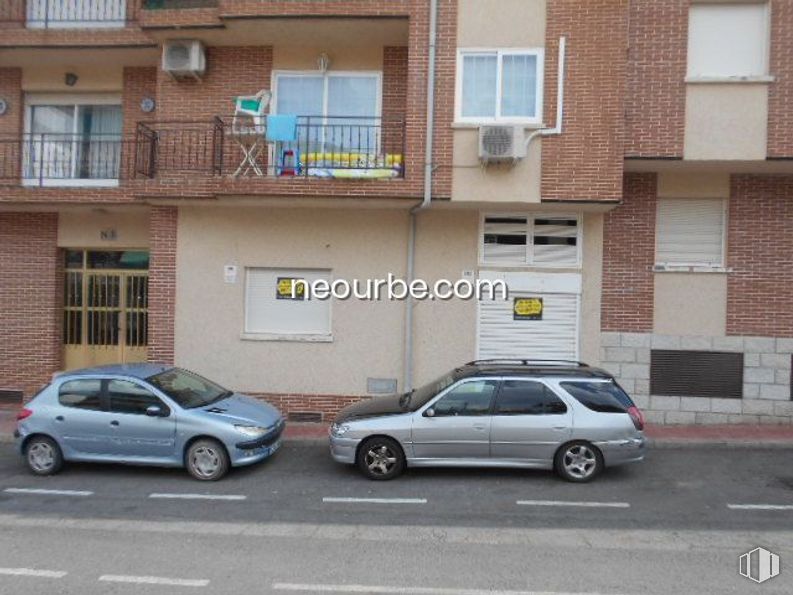 Retail for sale at Zona Centro, Santa María del Tiétar, Ávila, 05429 with car, window, building, wheel, automotive parking light, tire, land vehicle, vehicle, motor vehicle and automotive design around