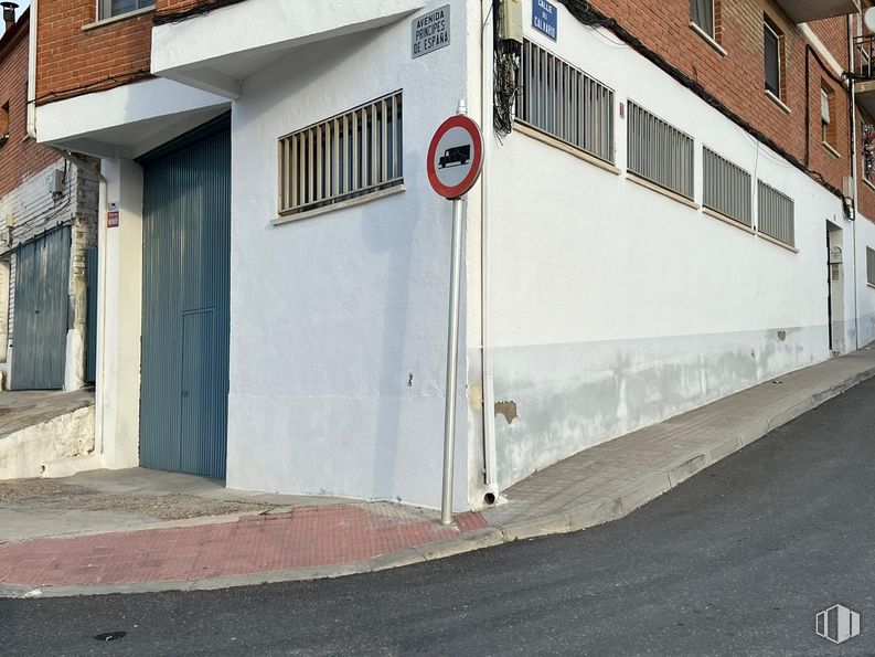 Nave en alquiler y venta en Calle Calvario, 1, Morata de Tajuña, Madrid, 28530 con ventana, edificio, superficie de la carretera, asfalto, puerta, vehículo de motor, gas, acera, rodante y carretera alrededor