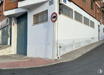 Nave en alquiler y venta en Calle Calvario, 1, Morata de Tajuña, Madrid, 28530 con ventana, edificio, superficie de la carretera, asfalto, puerta, vehículo de motor, gas, acera, rodante y carretera alrededor