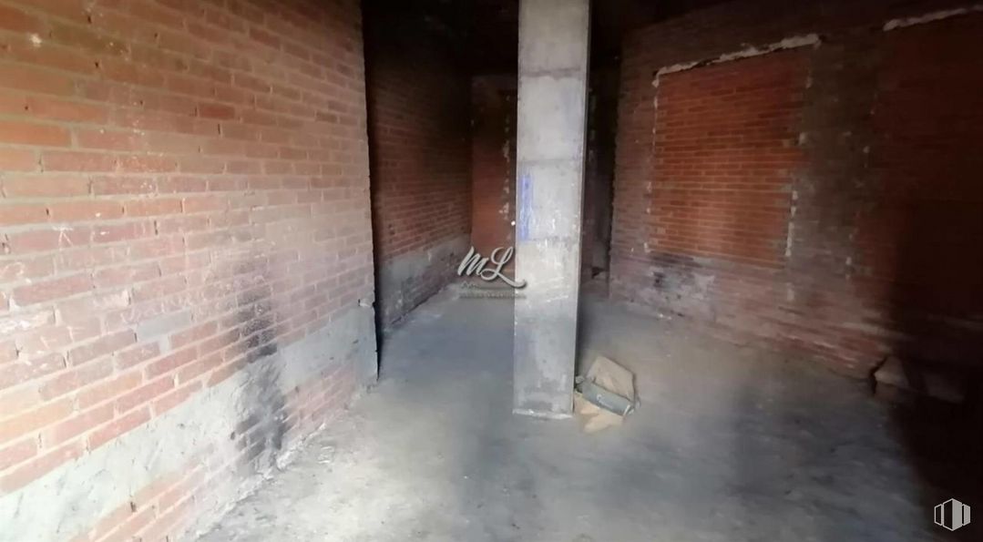 Retail for sale at Calle Valdemarías, Toledo, 45007 with brick, brickwork, wood, floor, flooring, building material, composite material, building, house and concrete around