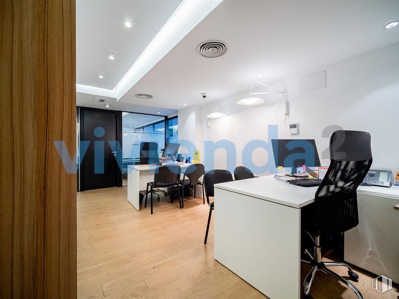 Oficina en venta en Plaza José Moreno Villa, Moncloa - Aravaca, Madrid, 28008 con escritorio, lámpara, silla, alumbrado, mesa, mueble, silla de oficina, edificio, interiorismo y suelo alrededor