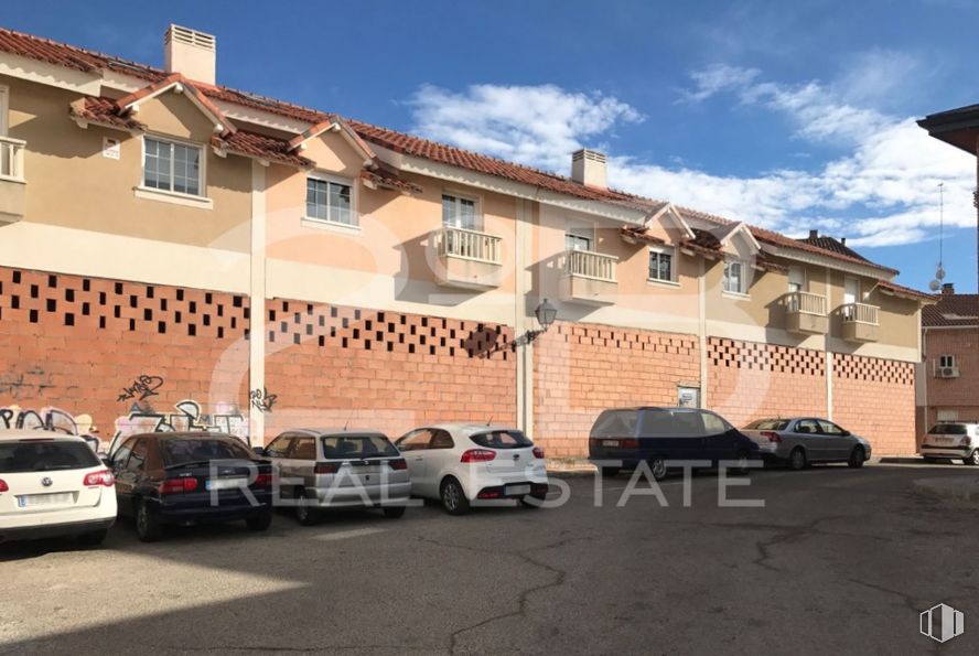 Retail for sale at Calle Ventanilla, 8, Colmenarejo, Madrid, 28270 with car, building, land vehicle, tire, wheel, cloud, sky, vehicle, window and vehicle registration plate around