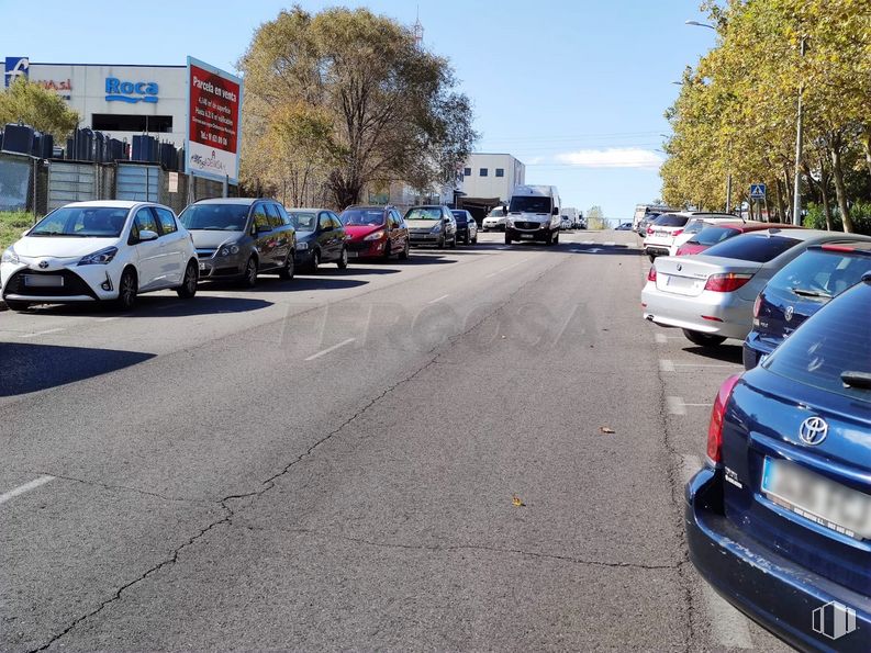 Nave en alquiler y venta en Calle Industrias, 71, Alcorcón, Madrid, 28923 con coche, placa de matrícula, luz de estacionamiento automotriz, vehículo terrestre, vehículo, rueda, luz trasera y de freno automotriz, vehículo motorizado, neumático y cielo alrededor