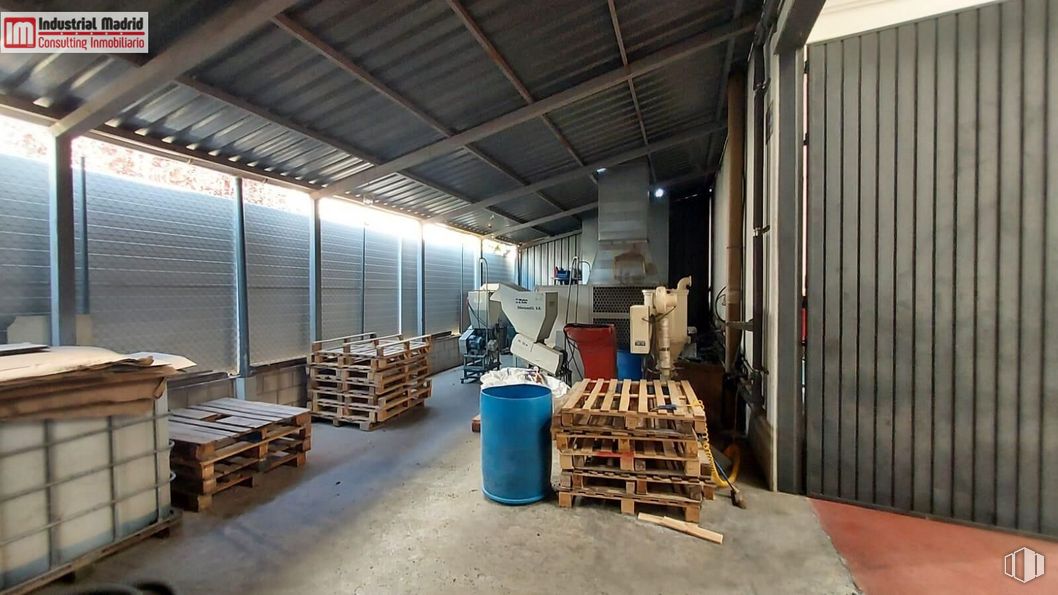 Industrial for rent at Polígono Industrial Las Monjas, Arganda del Rey, Madrid, 28500 with wood, fixture, flooring, gas, hardwood, machine, engineering, metal, composite material and beam around