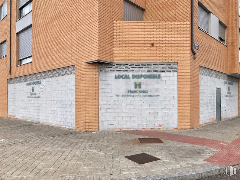 Retail for sale & for rent at Calle Dalia, 1, Ávila, 05002 with window, building, road surface, wood, brickwork, brick, asphalt, building material, fixture and sidewalk around