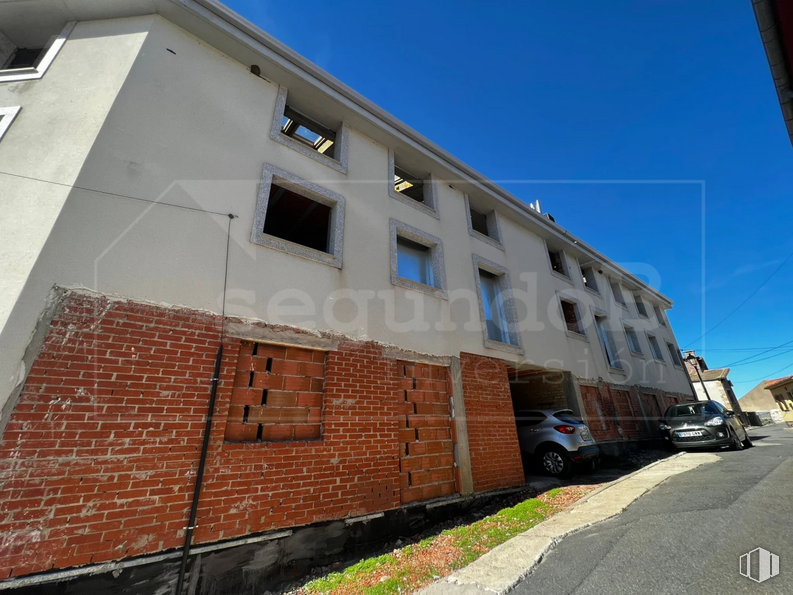 Land for sale at Casco urbano, Otero de Herreros, Segovia, 40422 with window, car, building, sky, plant, urban design, road surface, asphalt, brick and residential area around