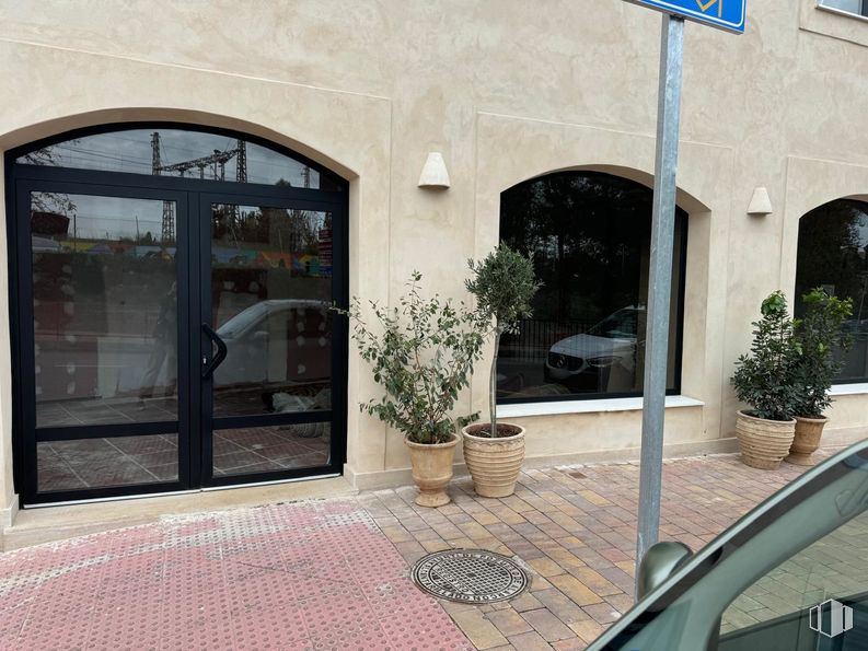 Local en alquiler en Calle Martina García, 9, Pozuelo de Alarcón, Madrid, 28224 con puerta, planta de interior, planta, maceta, edificio, propiedad, accesorio, ventana, exterior del automóvil y tintes y matices alrededor