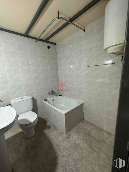 Retail for sale at Zona Centro, Cuenca, 16004 with toilet, sink, plumbing fixture, tap, bathroom sink, bathroom, building, interior design, fixture and architecture around