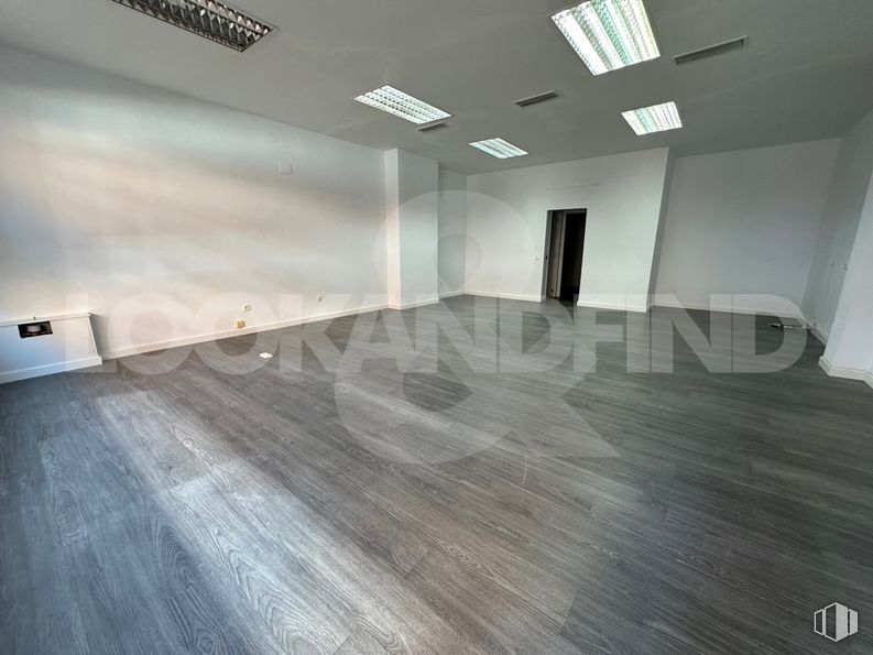 Retail for sale at Zona Jardines del Prado, Talavera de la Reina, Toledo, 45600 with interior design, wood, grey, flooring, floor, hall, material property, hardwood, fixture and rectangle around